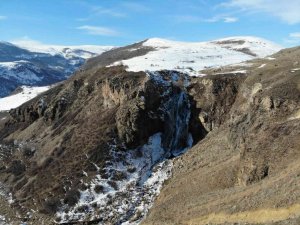 Kars’ın soğuğu şelale dondurdu