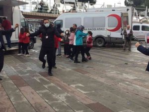 Oynayarak kan verdiler