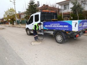 Elazığ Belediyesi larvalara karşı kış mücadelesine devam ediyor