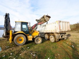 Piknikçilerin pisliğini kamyonlar ve kepçeler zor taşıdı