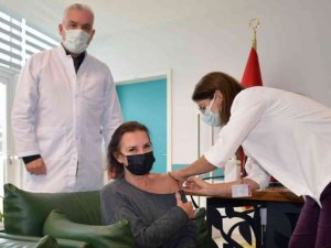 Perihan Savaş 4’üncü doz aşısını Muğla’da yaptırdı