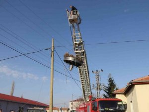 Rüzgar nedeniyle yıkılan leylek yuvası onarıldı