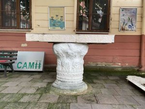 Musalla taşı, tarihi manastıra ait sütun başlığı çıktı