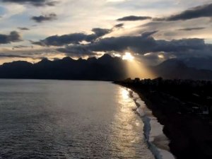 Antalya’nın dünyaca ünlü sahilinde kartpostallık görüntü