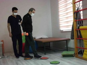 Yatağa bağlıydı, doğru tedavi ile yürümeye başladı