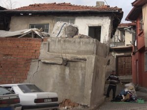 Bu mahallede yıkılmaya yüz tutan metruk binalar tehlike saçıyor