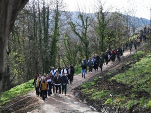 Özlü, Damlar Vadisi’nde mesai arkadaşlarıyla birlikte yürüdü