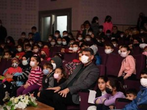 Başkan Kocaman, miniklerle tiyatro izledi