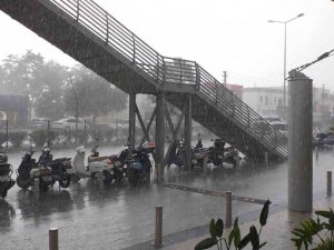 Bodrum’da sağanak yağış etkili oluyor