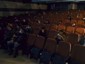 Muş polisinden çocuklara sinema etkinliği