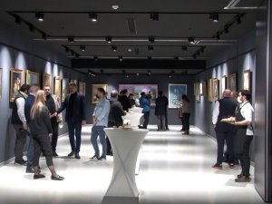 Engelli banka yöneticisi, boş zamanda yaptığı resimlerle sergi açtı