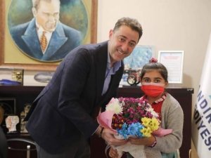 Çocuklardan kendi ürettikleri zeytinyağını hediye etti