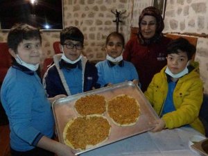 Çocuklar ’katıklı ekmek atölyesinde’ hünerlerini sergiledi