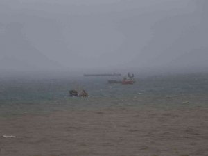 Karadeniz yük gemilerini beşik gibi salladı