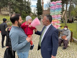Başkan Yıldırım çocuklara pamuk şeker dağıttı