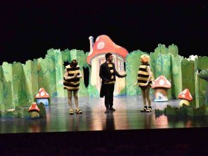 Çocuklara ‘Arı Maya’ tiyatro oyunuyla kahkaha dolu bir gün geçirdi