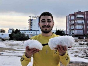 Antalyalılar kar yerine doludan kar topu yaptı