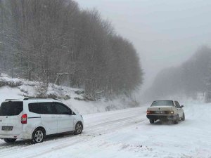 Domaniç-İnegöl karayolunda kar yağışı etkili oluyor