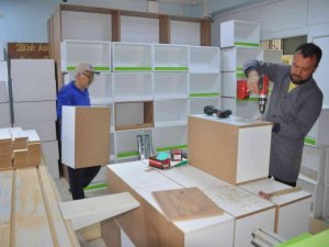 Milas Mesleki Eğitim Merkezi’nde, 50 kütüphaneye kitaplık üretildi