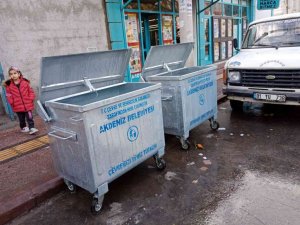 Akdeniz’de eskiyen çöp konteynırları yenileniyor