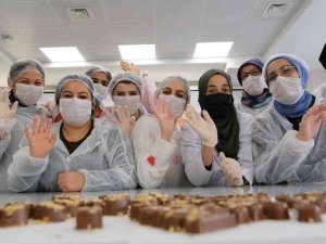 Sultangazi Belediyesinden çok tatlı bir etkinlik: Çikolata atölyesi