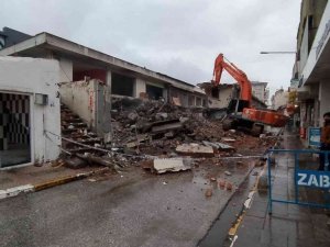Boşaltılan iş yerlerinin yıkımı başladı