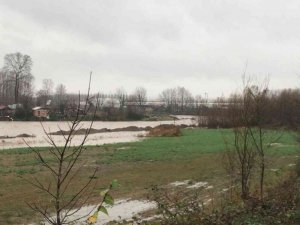 Şiddetli yağış dereleri taşma noktasına getirdi, araziler sular altında kaldı