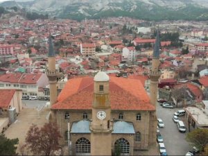 Depremin ardından ayağa kaldırılan tarihi saat kulesi ve Ulu Cami kendine hayran bıraktırıyor