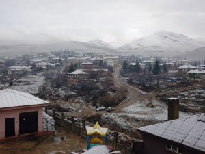 Tufanbeyli’de mevsimin ilk karı yağdı