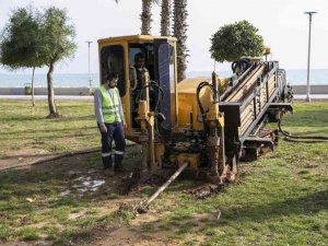 Mersin Büyükşehir Belediyesi, yatay sondaj çalışmasıyla kazı yapmadan sulama borusu döşüyor