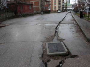 Yenimahalle’de bozuk yollar ve yıkılmış kaldırım, levhalara tepki