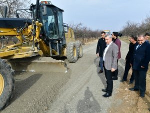 Yeşilyurt’ta kırsal mahallelerin bağlantı yollarını yenileniyor
