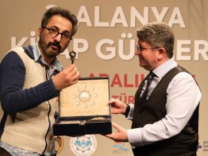 Yazar Menteş: “Roman hayata başka açılardan bakmayı öğretir”