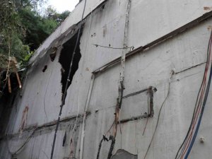 Devasa kayalar akaryakıt istasyonuna zarar verdi