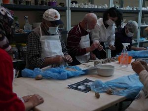 Bu atölyelerde el becerilerini geliştiriyorlar