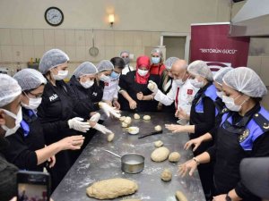 Kadın polisler, şeflerle bekmek yaptı
