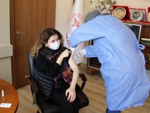 Tiyatrocular üçüncü doz aşılarını Erzincan’da vuruldu