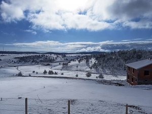 Kargı’ya mevsimin ilk karı düştü
