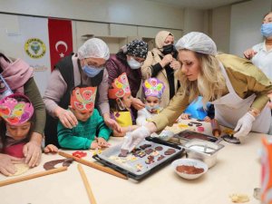 Raziye Kocaispir, minik şeflerle kurabiye yaptı