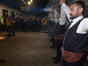 21 ay sonra yeniden sefere başlayan Turistik Doğu Ekspresi coşkuyla karşılandı