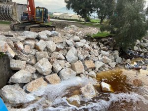Milas Belediyesi, 20 kamyon taşı 10 günde taşıyıp dolgu yapabildi