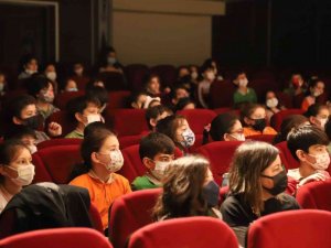 Kartal’da öğrenciler çevre bilincini tiyatro oyunu ile öğreniyor