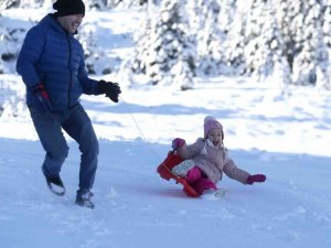 Uludağ’da turistler boş pistlerin tadını çıkardı