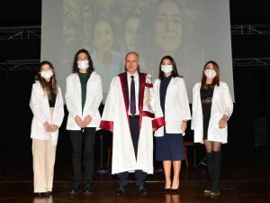 Eczacılık Fakültesi öğrencileri beyaz önlük giydi