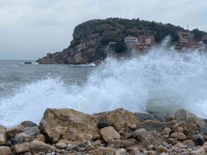 Kuvvetli fırtına dev dalgalar oluşturdu