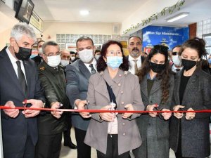 Sökeli hayırseverler okula kütüphane kazandırdı