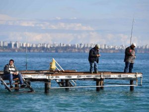Konyaaltı’nda denize girip, Saklıkent’te karla oynuyorlar