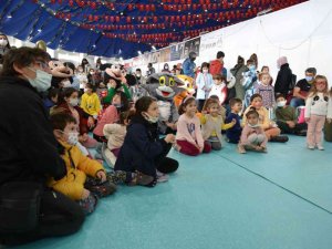 Kitaplara dokunuyor, etkinliklerle eğleniyorlar