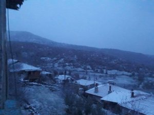 Selendi güne kar yağışı ile başladı