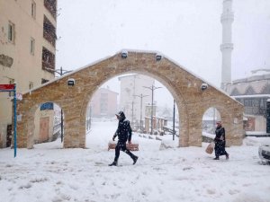 Hakkari’de 56 yerleşim yeri ulaşıma kapandı